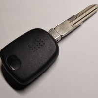 Ключ для автомобіля Рено з місцем під чіп та лезом HU 136